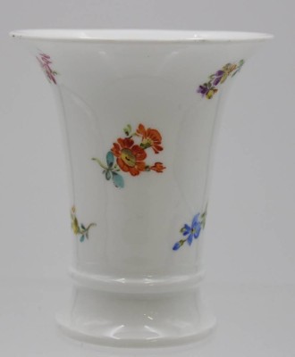 Auktion <br>kl. Kratervase, Meissen, Schwertermake 4x durchschliffen, Streublümchen. H-9,7cm. [1]