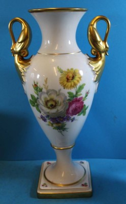 Auktion <br>hohe Schwanenhals-Vase mit Blumendekor 