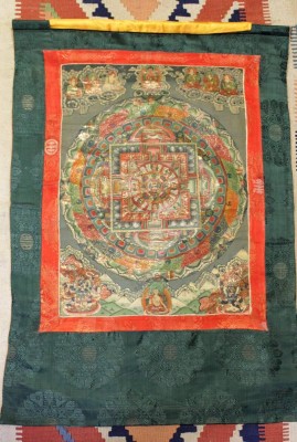 Auktion <br>Thanka, älter, Tibet, verso Stempel und beschriftet, ca. 79,5 x 556cm. [1]