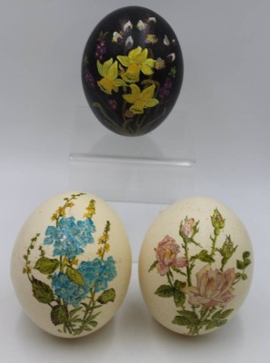 Auktion <br>3x floral bemalte Straussen-Eier, ca. H-16cm. [1]