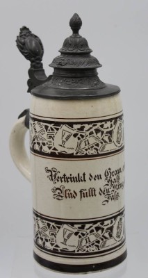 Auktion <br>hoher Bierkrug um 1900, Trinkspruch, Zinndeckel (Befestigung beschädigt), H-27cm. [1]