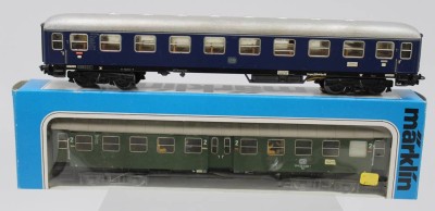 Auktion <br>2x div. Personen-Waggons, Märklin, H0, 1x orig. Karton [1]