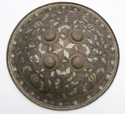 Auktion <br>Schild, Moghul-Indien/Persien, 4 Buckel, florales Dekor, wohl 18./19. Jhd., D-36,5cm. [1]