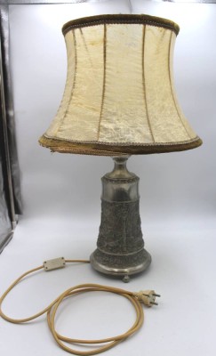 Auktion <br>Tischlampe, reliefierter Zinnstand, Jagdszenen, Enka-Zinn-Werkstätten, H-62cm, Schirm leicht beschädigt [1]