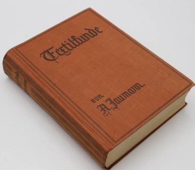 Auktion <br>Jaumann, A., Textilkunde - Ein Hand- und Nachschlagebuch für die Praxis des Textilkaufmannes und für alle Zweige des Textilfaches, Killinger, 1939, anbei Stoffmuster zur Textilkunde [1]