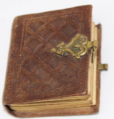 Auktion <br>Mini-Fotoalbum mit 13 Fotos um 1900, Ledereinband-Look, Messingschliesse, Goldschnitt, gut erhalten, 4,7x4,2 cm [1]