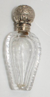 Auktion <br>kl. Parfum-Flacon mit Silbermontur (geprüft), H-6,5 cm [1]