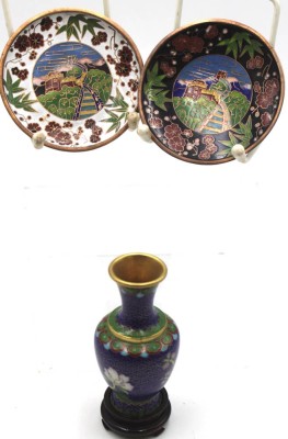 Auktion <br>2kl. Teller und kl. Vase, Cloisonné, China, Teller D-10cm Vase H-10cm. [1]