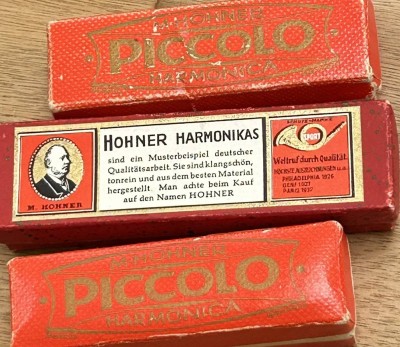 Auktion <br>3x kl. Hohner Mundharmonikas in orig. Schachteln, 2x Piccolo, 1x  Echophone, B-ca.2x9, 1x 10,5 cm [1]