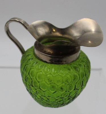 Auktion <br>Jugendstil-Sahnekännchen, grünes Glas, Metallmontur, H-9,5cm. [1]