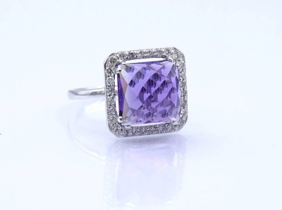 Auktion 349<br>Weißgoldring 585/000 mit Amethyst, dieser umringt von 28 Brillanten zus. 0,4ct., RG 55,5, 5,7g. [1]