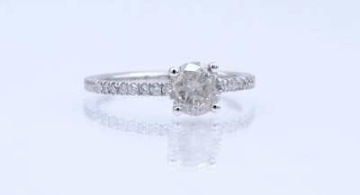 Auktion 349<br>Ring mit Brillant ca. 1,0ct. tcr/pi (Rundiste von unten mit Kerbe) , seitlich Brillanten zus.ca. 0,08ct., 2,1g., RG 54,5 [1]