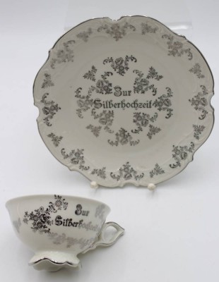 Auktion <br>Tasse und Kuchenteller, zur Silberhochzeit, gemarkt, Tasse H-6cm. [1]