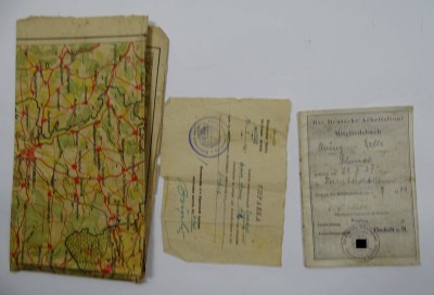 Auktion 344<br>Mitgliedsbuch Deutsche Arbeitsfront, Karte und sowj. Dokument, 2. WK, Alters-u. Gebrauchsspuren [1]