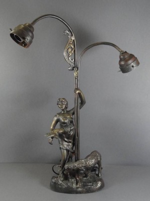 Auktion 344<br>Tischlampe, figürlicher Stand mit Mädchen und Schaf, Zinkguss bronziert, H-60 cm, B-40 cm,  1x Schirmhalter beschädigt, ohne Lampenschirme [1]