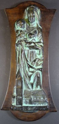 Auktion 344<br>schwere Madonna mit Kind auf Holzbrett, Wanddekoration, 3,7 kg., Gusseisen, patiniert, 39x18 cm, [1]