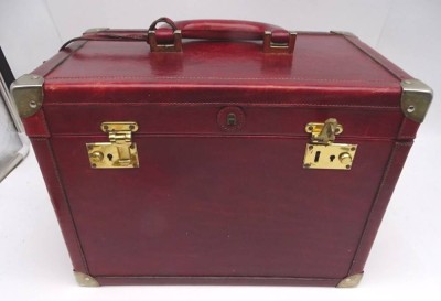 Auktion 345<br>AIGNER Leder Kosmetikkoffer Schmuckkoffer absperrbar Leder rot, Beauty Case, guter Zustand, H-24 cm, 32x20 cm [1]