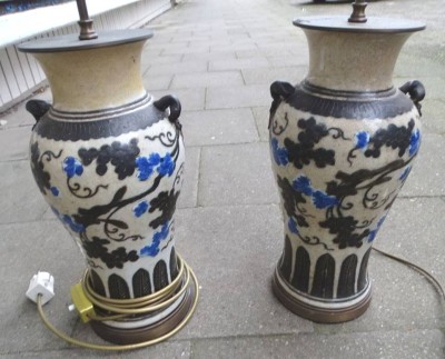 Auktion 345<br>Paar grosse Tischlampen aus China-Vasen, 19.Jhd, Vasen H-40 cm, Gesamt H-80 cm [1]