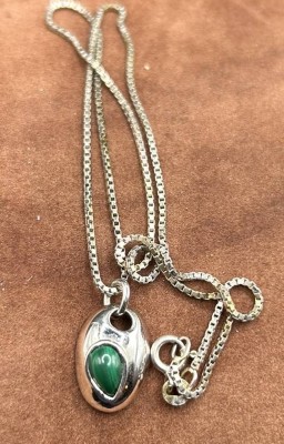 Auktion 345<br>Silber-Halskette mit kl. Silber-Anhänger, grüner Stein, L-42 cm, Anhänger 2cm, 4,8 gr. [1]