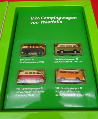 Auktion 345<br>Brekina, 4 VW Campingbusse von Westfalia, ineu n Display, 1:87, H0 [1]