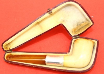 Auktion 345<br>Meerschaumpfeife, Bernstein-Mundstück mit Silber-800- Hals in orig. Etui, L-12 cm [1]