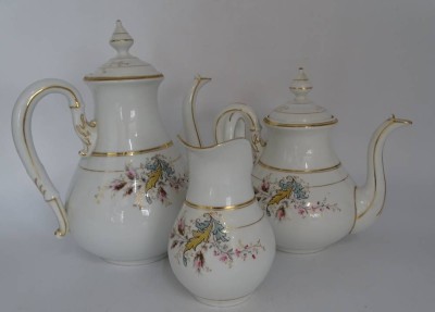 Auktion 349<br>Biedermeier-Kaffee-Teekanne und Milchkännchen, Blumenbemalung, gut erhalten, H-max 26 cm [1]