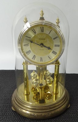 Auktion 345<br>Dugena Jahresuhr in Glassturz, Batteriewerk, H-22 cm [1]