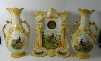 Auktion 345<br>gr. Keramik Kaminuhr mit 2 Vasen als Beisteller, mechan. Weckerwerk läuft, 1 Vase tw. restauriert, H-32 cm, B-29 cm, [1]