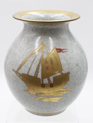 Auktion 346<br>bauchige Vase, Royal Copenhagen, Craquelée, Nr. 2505, Fisch u.- Schiffsbemalung in Gold, H-21cm. [1]