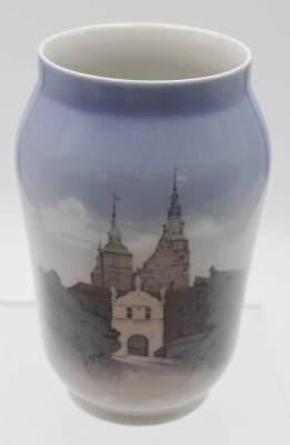 Auktion 346<br>Vase, Royal Copenhagen, Stadttoransicht, H-17cm. [1]