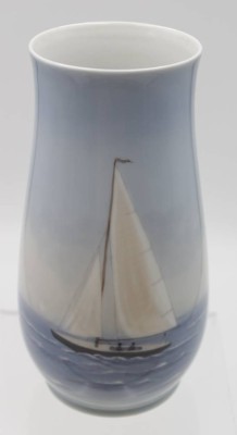 Auktion 346<br>Vase, Bing & Gröndahl, umlaufend Segelbootmotiv in Unterglasur, H-20,5cm. [1]