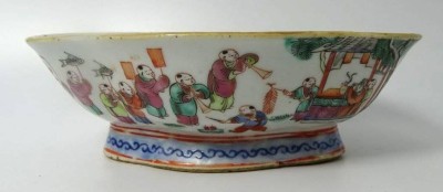 Auktion 346<br>ovale China-Schale, umlaufende Figurenbemalung, rote chines. Marke, H-6 cm, 19x13 cm, Altersspuren [1]