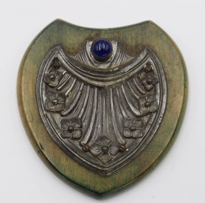 Auktion 346<br>Klingelknopf, im Jugendstil, wohl Messing versilbert auf Holz, ca. 9 x 8,2cm. [1]