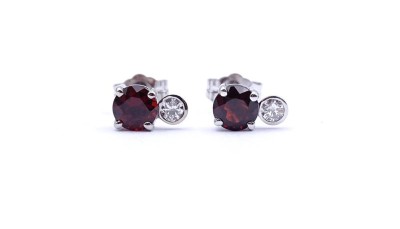 Auktion 349<br>Paar Ohrstecker mit Diamanten zus. 0,16ct. und Granat zus. 1,22ct., Weißgold 14K, Gew. 1,18g. [1]