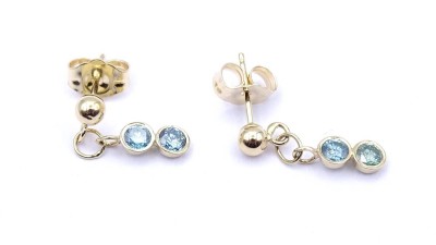 Auktion 349<br>Paar Gold Ohrstecker / Hänger ,14K mit blauen Diamanten zus. 0,28ct. L. 1,6cm, zus. 0,67g., ein Diamant fast grünlich [1]