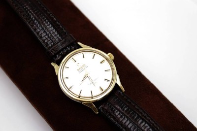 Auktion 346<br>Herrenarmbanduhr, OMEGA Constellation Automatik Chronometer,  Werk läuft, sehr guter Zustand, Lederband, OMEGA-Etui, D-3,3cm. [1]