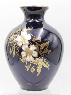 Auktion 346<br>Vase, Limburg, Dom-Keramik, Kobalt mit Goldblumen, H-23cm. [1]