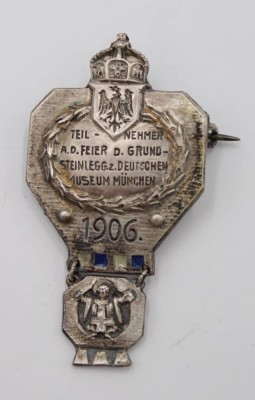 Auktion 346<br>Abzeichen, Teilnehmer an der Feier der Grundsteinlegung Deutsches Museum München 1906, ca. L-5,8cm. [1]