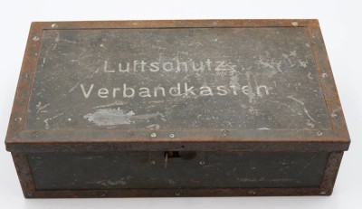 Auktion 346<br>Luftschutz-Verbandskasten, 2. WK, Altersspuren, H-10cm B-35cm T-19,5cm. [1]