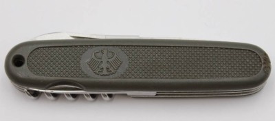 Auktion 346<br>Bundeswehr-Taschenmesser, Gebrauchsspuren, L-10,8cm. [1]