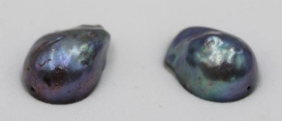Auktion 349<br>2 Keshi-Perlen, zus. 61,4 ct [1]