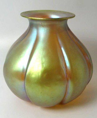 Auktion 346<br>Loetz Vase, irisierend, gut erhalten, H-15 cm, H-17 cm [1]