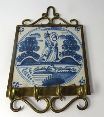 Auktion 350<br>antike Delft-Fliese in Messingrahmen als Schlüsselbord? oder Topflappenhalter?, 22x13 cm [1]