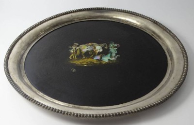 Auktion 346<br>rundes Lacktablett mit breiten, versilberten Rand, Altersspuren, D-36 cm [1]