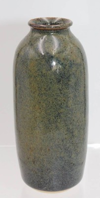 Auktion 349<br>signierte Kunstkramik-Vase, wohl Bakares Greg signiert, grüne Glasur, H-14,7cm. [1]