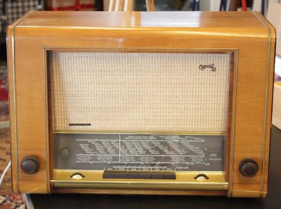 Auktion 349<br>Röhrenradio, Telefunken Opus 52, nur Licht leuchtet, ca. H-43cm B-62,5cm T-26cm. [1]