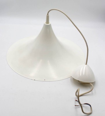 Auktion 349<br>Deckenlampe in der Art von Fog & Morup, 60/70er Jahre, weiß lackiertes Blech, Gebrauchsspuren, ca. D-39,5cm. [1]