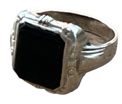 Auktion 347<br>Silber Herrenring-835- mit schwarzen Lagenstein, Onyx, RG 66, 6,9 gr. [1]