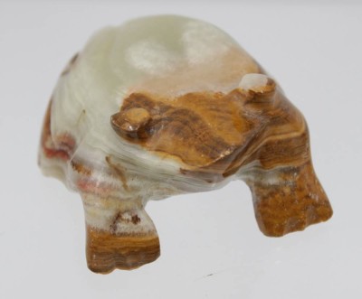 Auktion 347<br>Frosch aus Onyx gefertigt. ca. H-3,3cm L-3,8cm. [1]