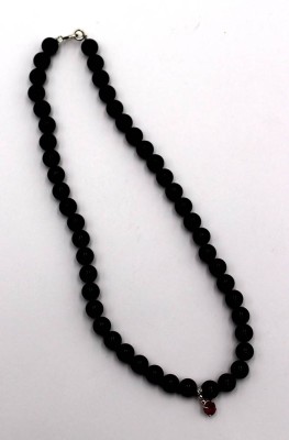 Auktion 349<br>Onyx-Halskette mit kl. Anhänger dieser mit Farbstein, ca. L-39cm. [1]